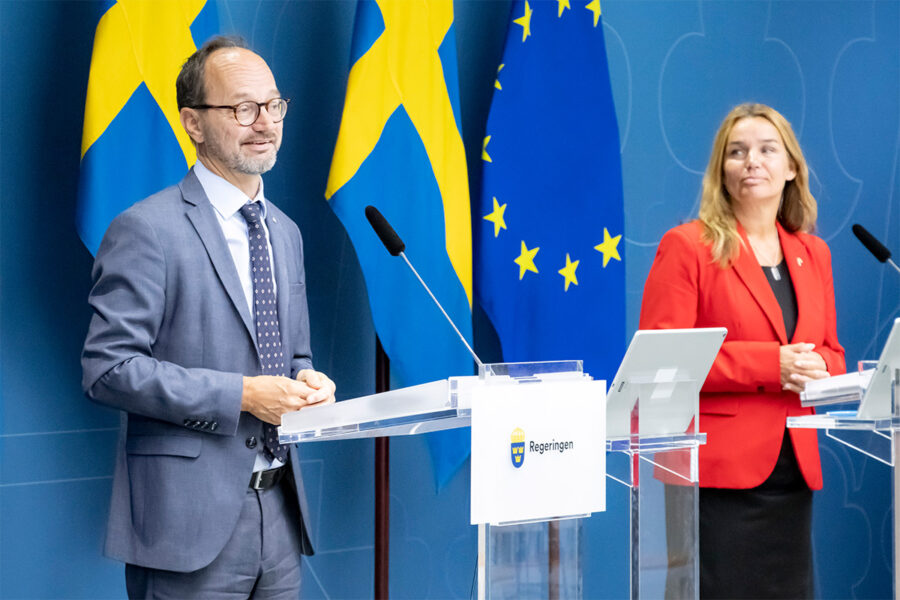 Infrastrukturminister Tomas Eneroth (S) och landsbygdsminister Anna-Caren Sätherberg (S) vill göra en miljardsatsning på vägarna.