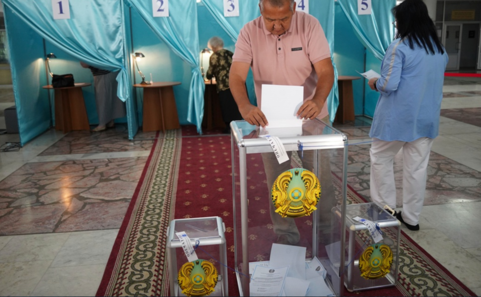 En man röstar i en vallokal i Nur-Sultan, den kazakstanska huvudstaden som landets tidigare ledare döpte efter sig själv.