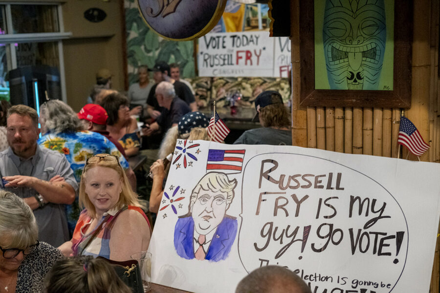 Trump-anhängare firar att republikanen Russel Fry i Sotuh Carolina vann nomineringen till representanthuset.
