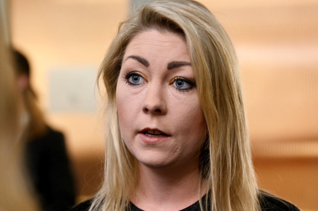 Maria Ferm (MP) vill att KU granskar regeringens agerande när det gäller de stora avräkningarna som beordrats i biståndet för att betala för flyktingmottagande i Sverige.