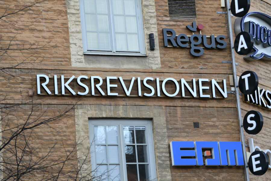 Det finns betydande brister i regeringens underlag till och utvärdering av de kostnadsmässigt största reformerna i Sverige, enligt en ny granskning från Riksrevisionen.