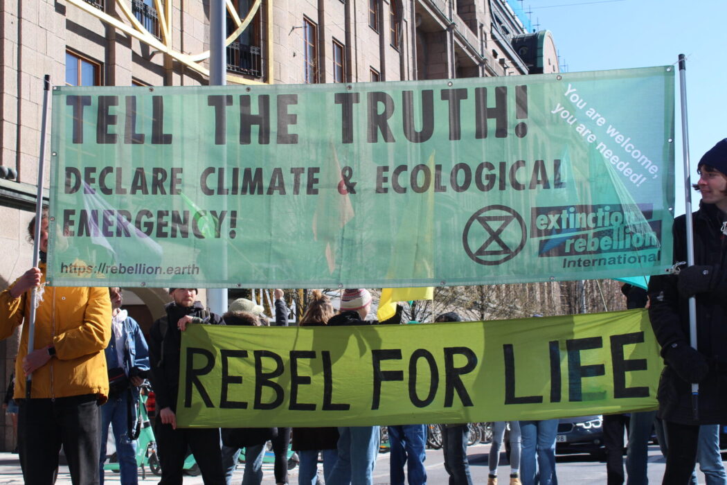 Högerextremister uppmanar till infiltrationer och uthägningar av aktivistorganisationen Extinction rebellion.