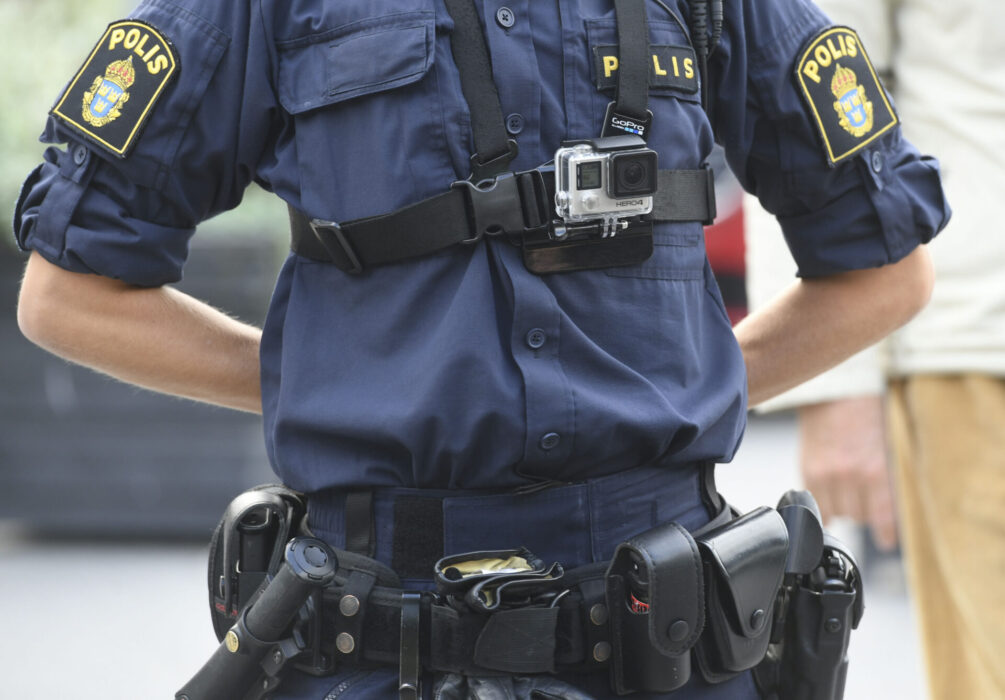 En polis utrustad med kroppskamera.