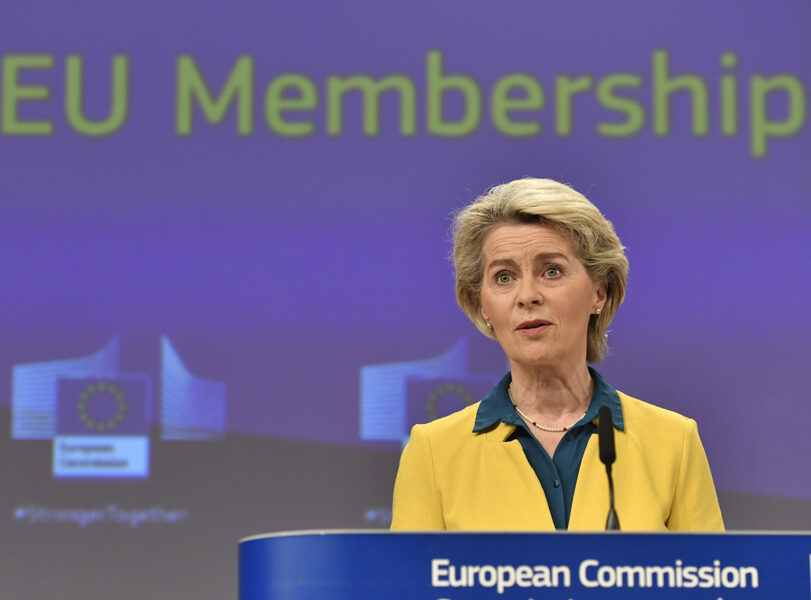 EU-kommissionens ordförande Ursula von der Leyen håller presskonferens i Bryssel.