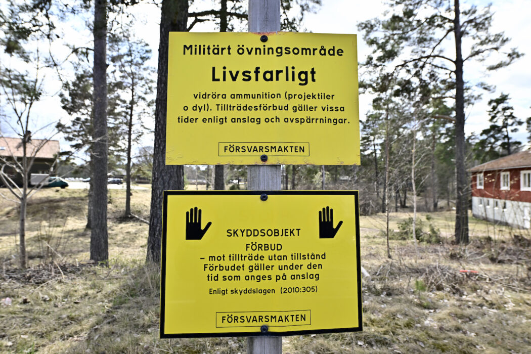 Ofta ligger skjutbanorna i natursköna områden, men ser man en skylt som ovan, från Göta ingenjörregemente, gör man bäst i att hitta ett annat smultronställe.