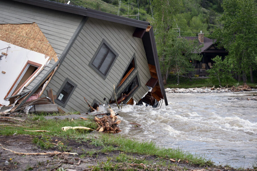 Flera hus har dragits ned i vattnet.