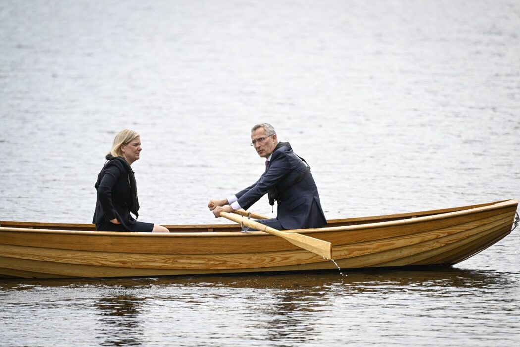 "Ett av de billigaste knepen i att snabbt få med folket på noterna inför helomvändningen har ju annars varit att antyda att om vi inte går med kommer försvarsutgifterna att behöva fyrdubblas och utgöra fyra procent av nationalbudgeten, ett påstående som man fått gå till andra världskrigets beredskapskostnader för att söka belägg för", skriver debattören.