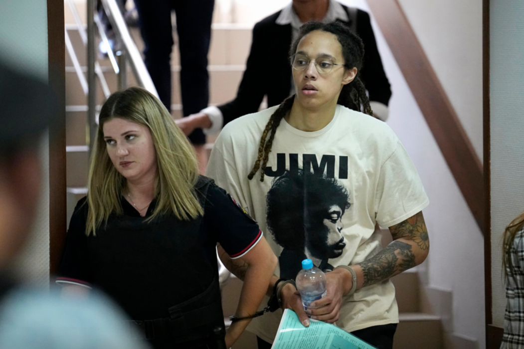 Den 31-åriga Brittney Griner eskorteras till en domstol i utkanten av Moskva för att informeras om den kommande rättegången.