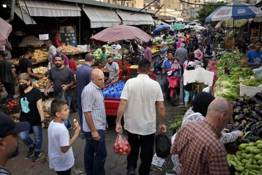 Människor samlas på en populär marknad i Beirut, Libanon.