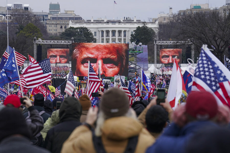 Donald Trump talar inför sina anhängare i en park intill Vita huset den 6 januari 2021.