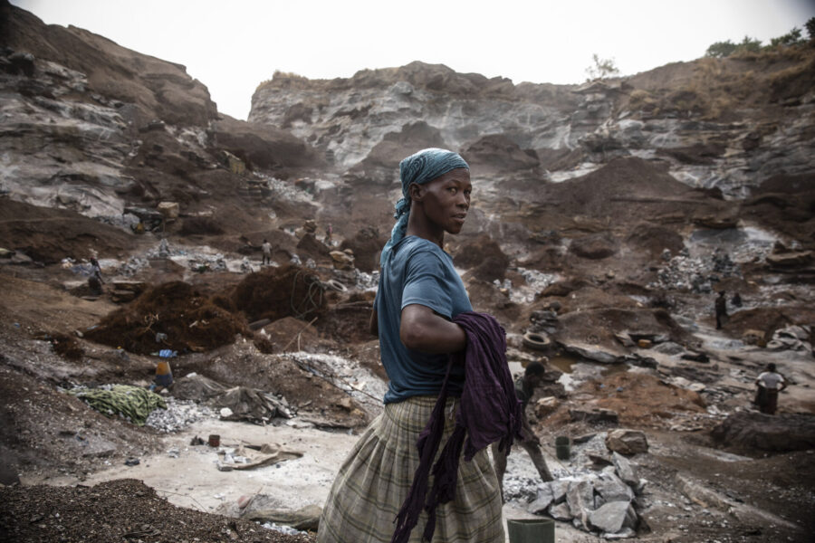 Det ökande antalet flyktingar inom Burkina Faso har lett till konkurrens om jobben i en granitgruva i huvudstaden Ouagadougou, där den här kvinnan arbetar.