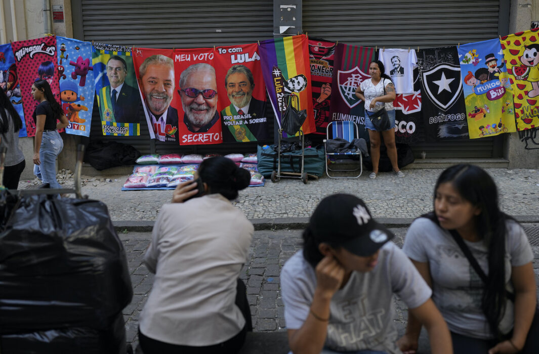 Handdukar för båda huvudkandidaterna i valet senare i år till försäljning i Rio de Janeiro.