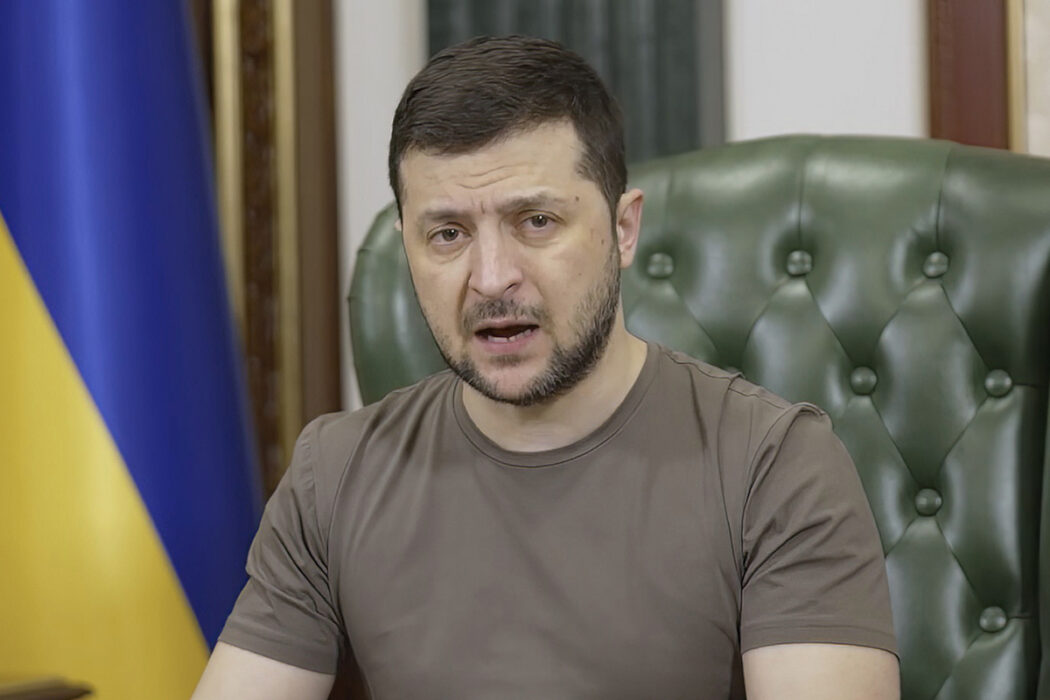 President Volodymyr Zelenskyj vädjar till ukrainarna att söka skydd när flyglarmen går.