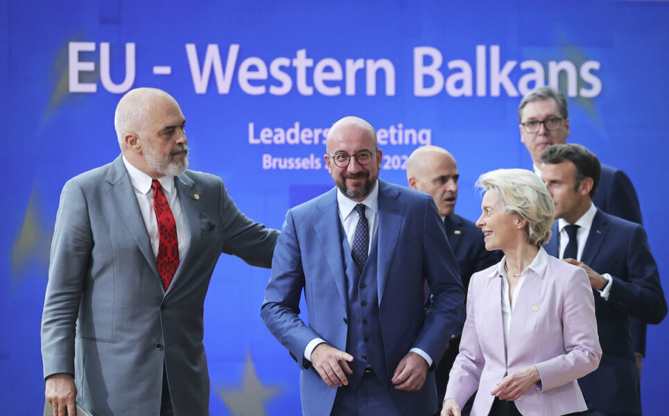 Albaniens premiärminister Edi Rama tillsammans med EU:s rådsordförande Charles Michel och kommissionsordförande Ursula von der Leyen.