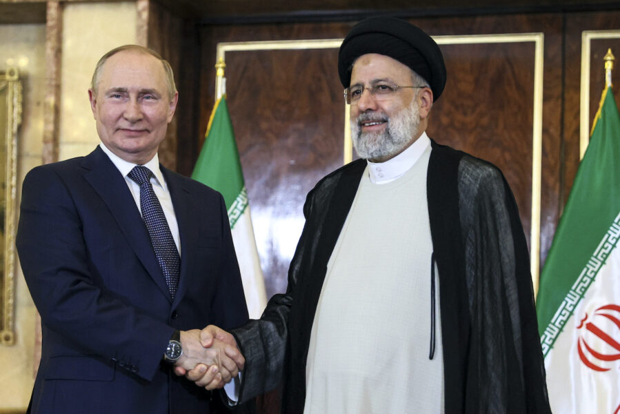 Rysslands president Vladimir Putin skakar hand med Irans presidet Ebrahim Raisi inför samtalen i Saadabadpalatset i Teheran.