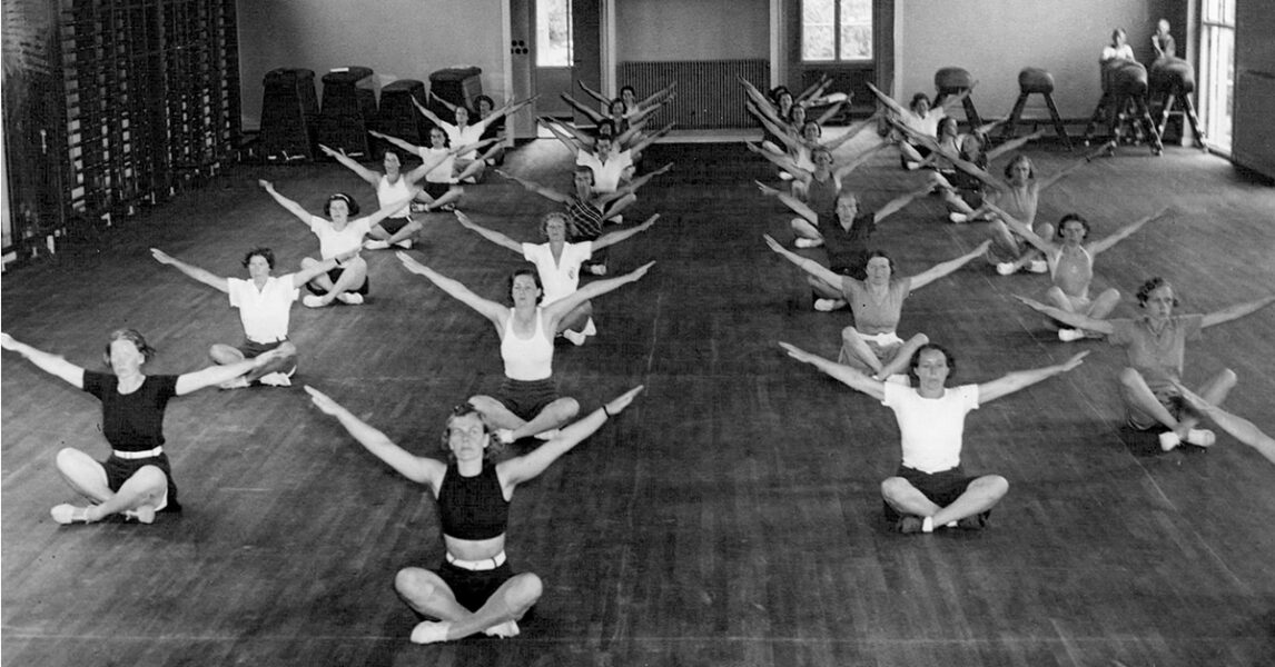 Ett gymnasium var ursprungligen en plats där man utövade gymnastik, och det kallades gymnastik för att utövarna var nakna – av grekiska gymnos, som betyder naken.