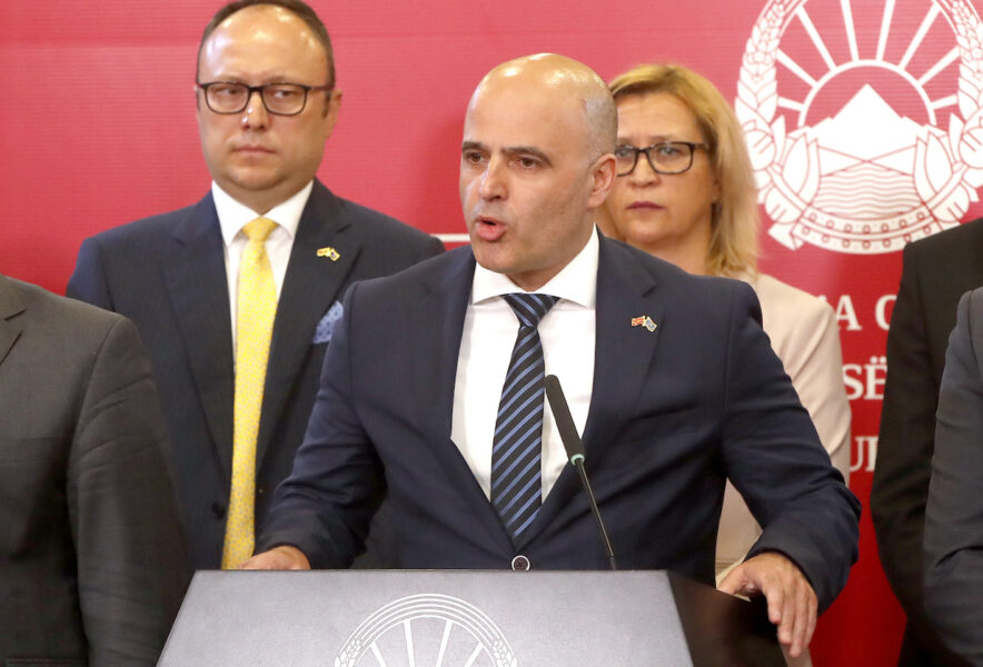 Nordmakedoniens premiärminister Dimitar Kovacevski vid en presskonferens i Skopje i lördags.