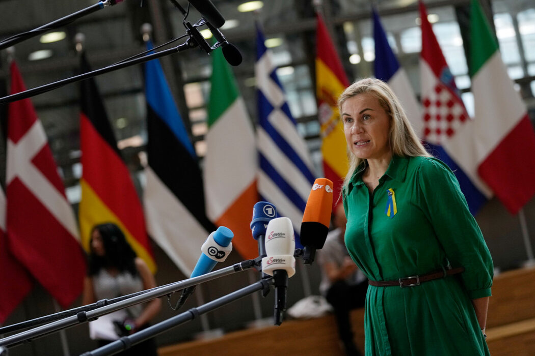 Energikommissionär Kadri Simson, tidigare minister i Estland, på väg in till mötet.