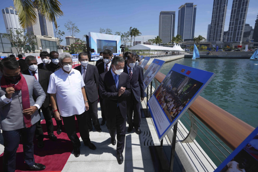Sri Lankas president Gotabaya Rajapaksa och Kina utrikesminister Wang Yi inspekterar ett av Kina finansierat hamnstadsprojekt i Colombo i januari.