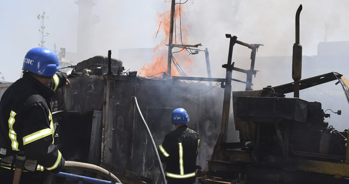 Brandkåren släcker en eld efter ett ryskt angrepp i hamnen i Odessa i juni i år.