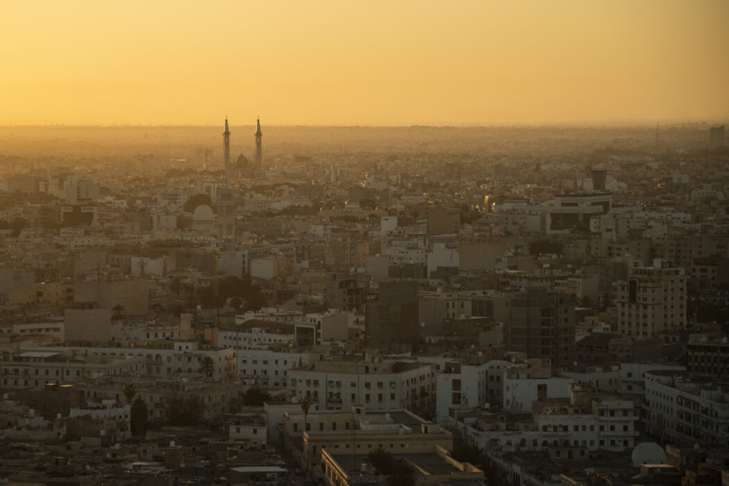 Solen går upp över Libyens huvudstad Tripoli.