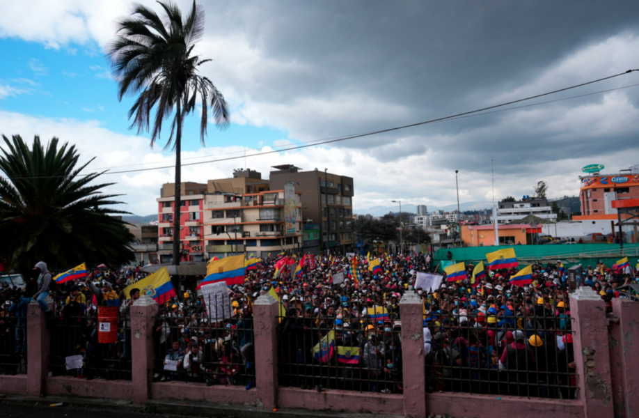 Demonstranter från ursprungsbefolkningen i Ecuador samlades på torsdagen utanför den byggnad i huvudstaden Quito där deras ledare och regeringen förhandlade fram en överenskommelse.