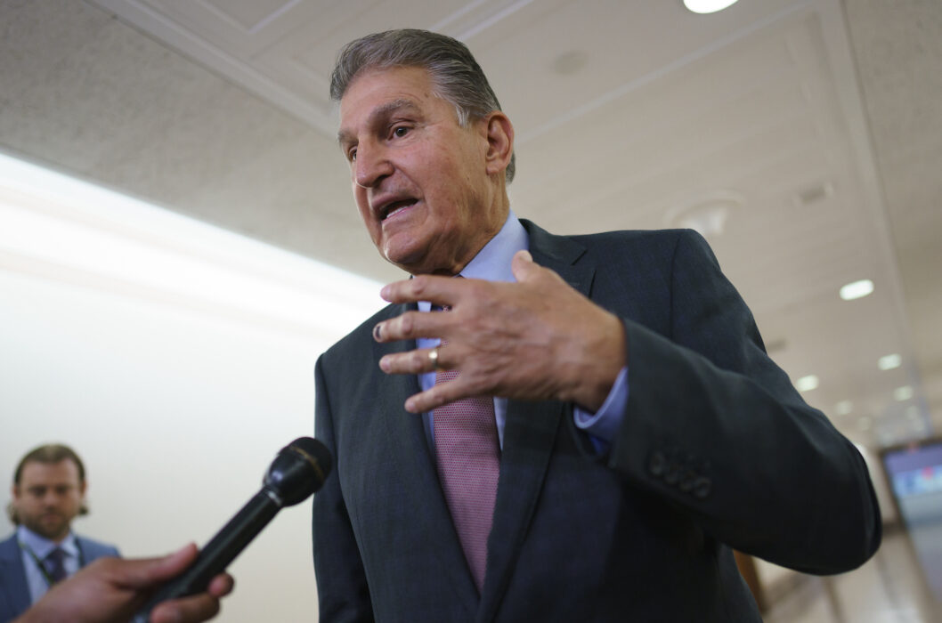 Joe Manchin, den ende demokrat som uttalat sig mot Joe Bidens klimatpaket så sent som för ett par veckor sedan säger sig nu ha svängt i frågan.