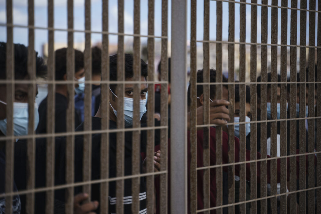 Migranter på Lampedusa köar för att få lämna ön.