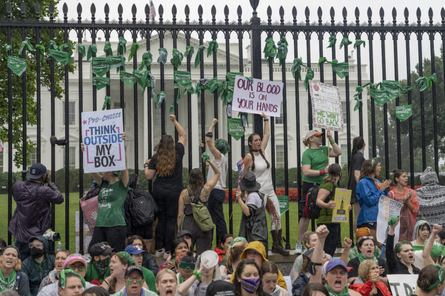 Women's march samlade omkring 10 000 demonstranter utanför Vita huset som uppmanade Joe Biden att göra allt i sin makt för att säkra aborträtten i landet.