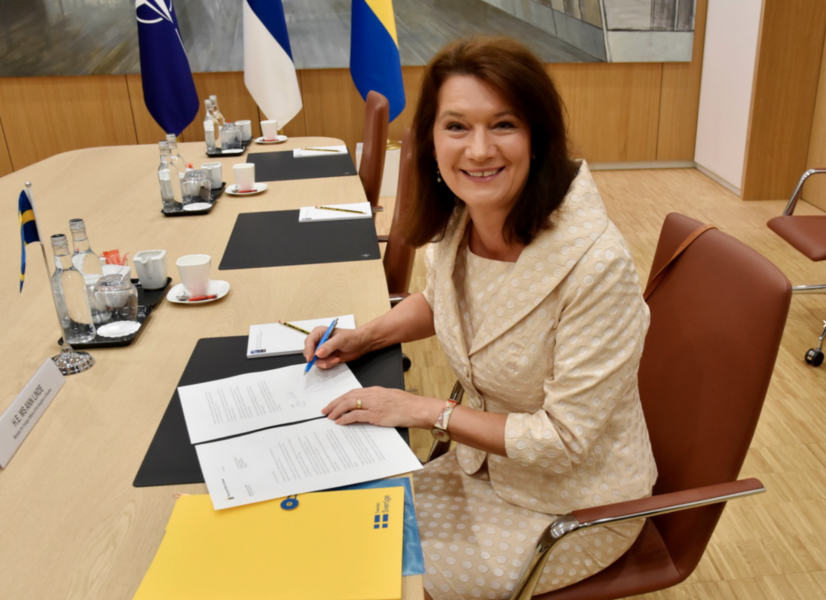 Sveriges utrikesminister Ann Linde skriver under anslutningsprotokollet om att gå med i Nato inne på Natohögkvarteret.