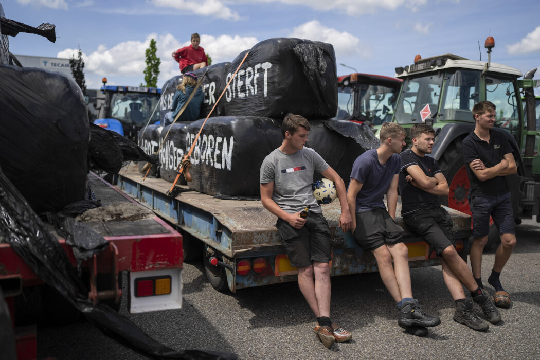 Demonstrerande bönder blockerar ett distributionscenter för snabbköpskedjan Aldi i staden Drachten i norra Nederländerna.