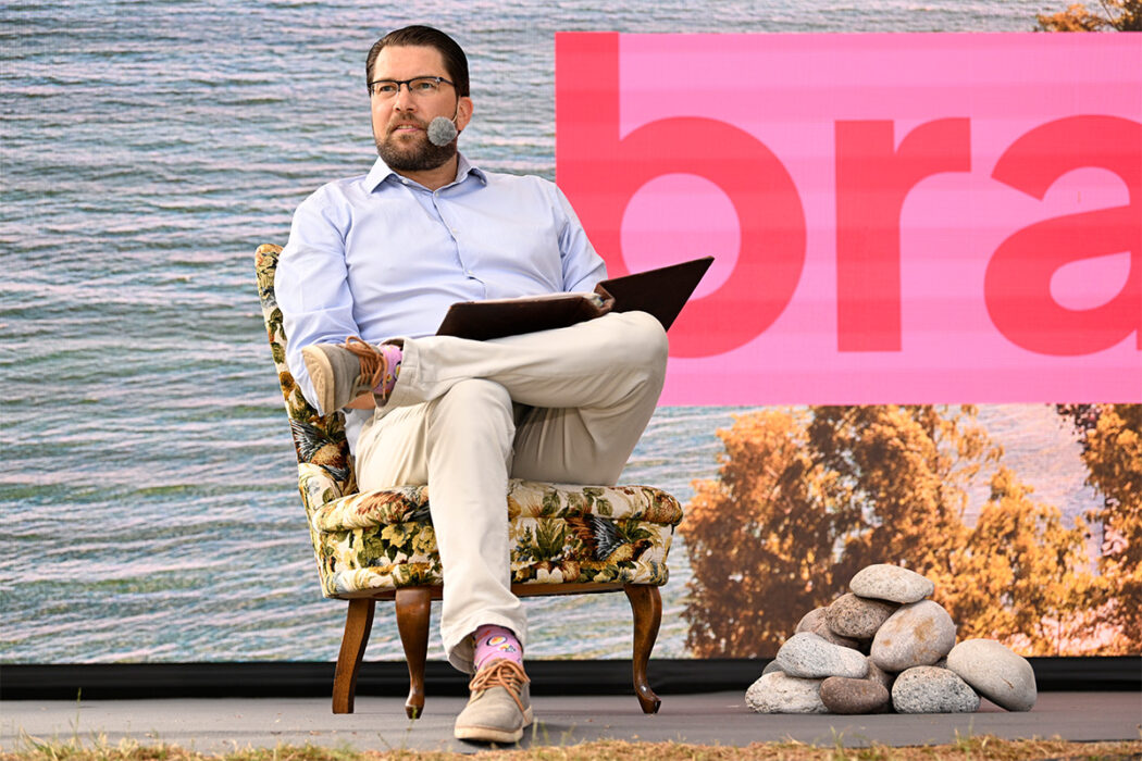 Sverigedemokraternas partiledare Jimmie Åkesson (SD) läser en saga om statsminster Magdalena Andersson (S) under Almedalsveckan.