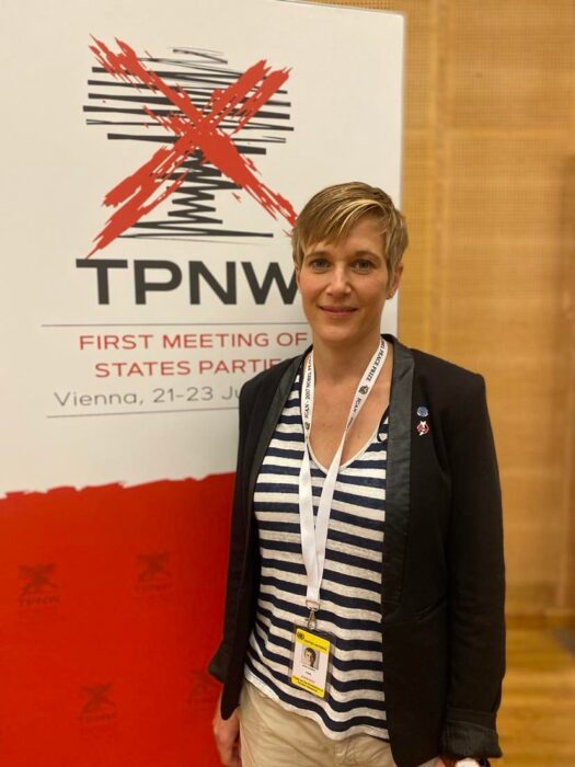 Josefin Lind, generalsekreterare på Svenska läkare mot kärnvapen, under statspartsmötet i Wien