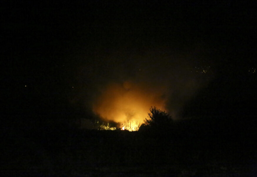 Flammor steg upp från platsen där ett transportplan kraschade i norra Grekland sent på lördagskvällen.