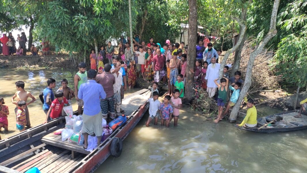 En båt med förnödenheter anländer till en av de många byar i nordöstra Bangladesh som på senare tid har drabbats av förödande översvämningar.