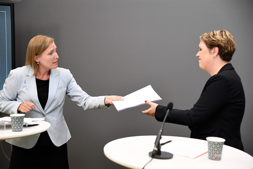 Socialminister Lena Hallengren (S) tar emot utredningen om privata sjukvårdsförsäkringar inom den offentligt finansierade hälso- och sjukvården av utredaren Sofi Nyström.