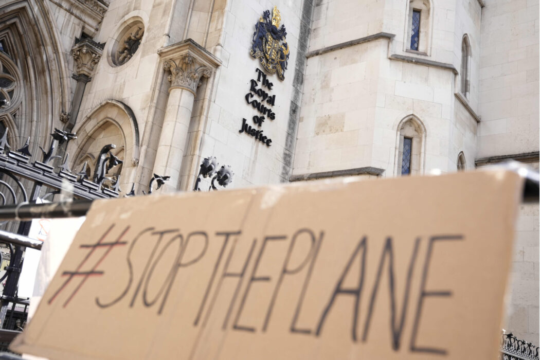 Den brittiska regeringens beslut att skicka asylsökande till Rwanda har mötts av protester.