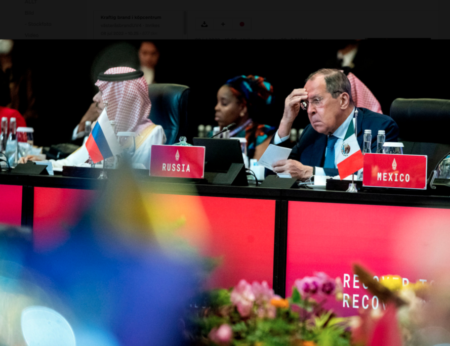 Rysslands utrikesminister Sergej Lavrov tar sig för pannan under överläggningar mellan G20-länderna.