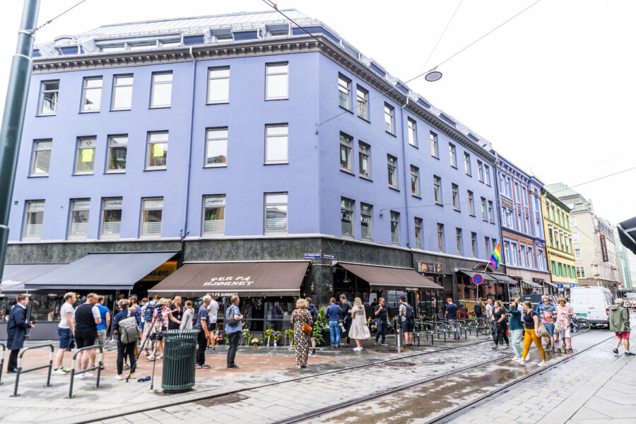Två krogar i centrala Oslo blev skådeplats för ett dåd där två personer sköts ihjäl och 21 skadades.