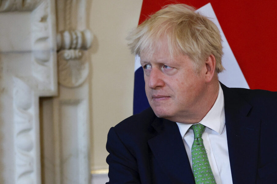 Två ministrar avgår i protest mot Storbritanniens premiärminister Boris Johnson.