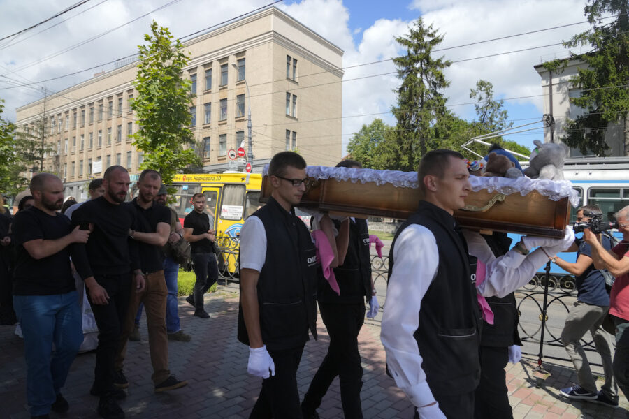Begravning i söndags för ett av offren för förra veckans ryska attack mot Vinnytsia i Ukraina.