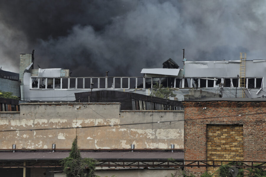 Svart rök stiger mot himlen i ett tidigare angrepp mot Odessa den 16 juli.
