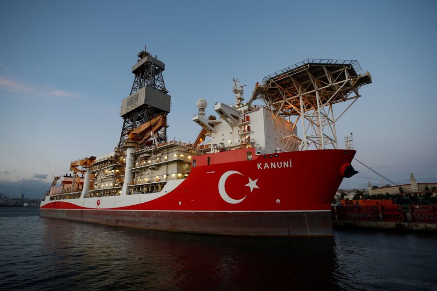 Ett av Turkiets fartyg, Kanuni, för provborrning efter gasfyndigheter.