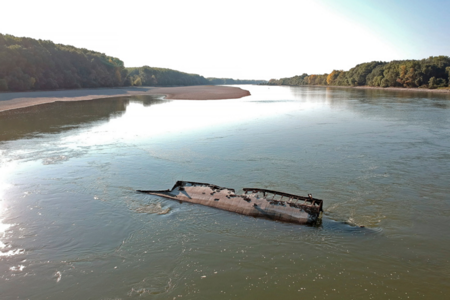 Vraket från ett krigsfartyg från andra världskriget sticker upp ur Donau, i Serbien, sedan vattennivån sjunkit rejält.