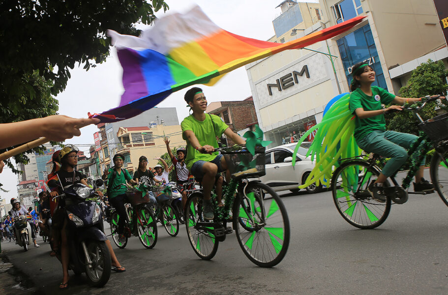 Cykelburna deltagare i en prideparad i Hanoi i Vietnam.