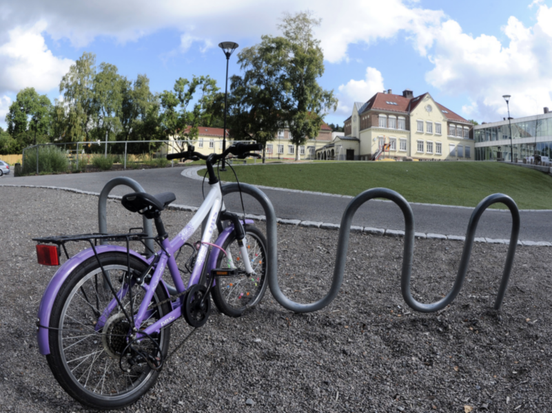 Enligt en undersökning från försäkringsbolaget If och Svenska cykelstäder cyklade 13 procent,  av eleverna till skolan, jämfört med 21 procent 2020.