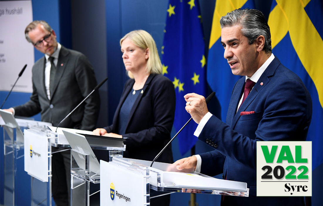 Finansminister Mikael Damberg, statsminister Magdalena Andersson och energi- och digitaliseringsminister Khashayar Farmanbar presenterar elprisstöd för företag och hushåll vid en pressträff i Rosenbad.