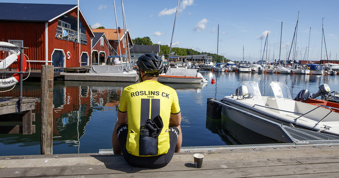 En fika i Hjo på väg runt Vättern – men här är det Martin Ahlin, deltagare i Vätternrundan, som pausar.