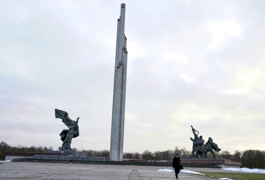 Ett minnesmärke från Sovjettiden ska rivas under tisdagen.