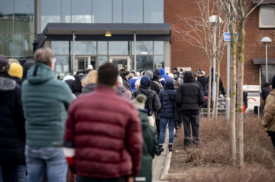 Människor som flytt kriget i Ukraina köar utanför Migrationsverket i Malmö i mars.